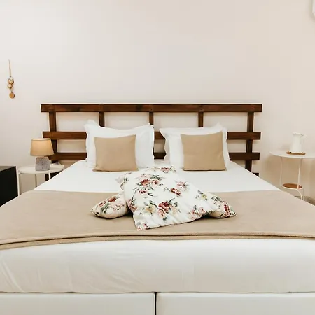 Bed & Breakfast Boutique - O House Hills